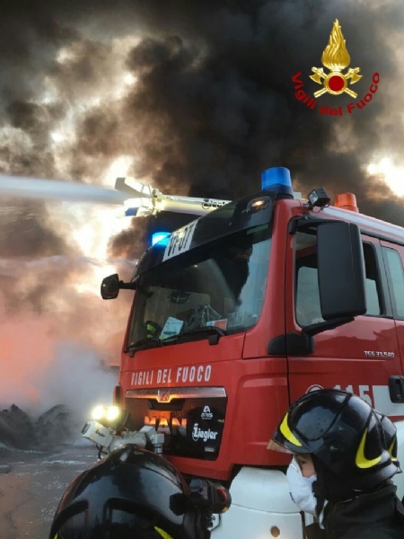 PIANEZZA-COLLEGNO - A fuoco i capannoni della ditta «Omnia Recuperi» di strada Signagatta