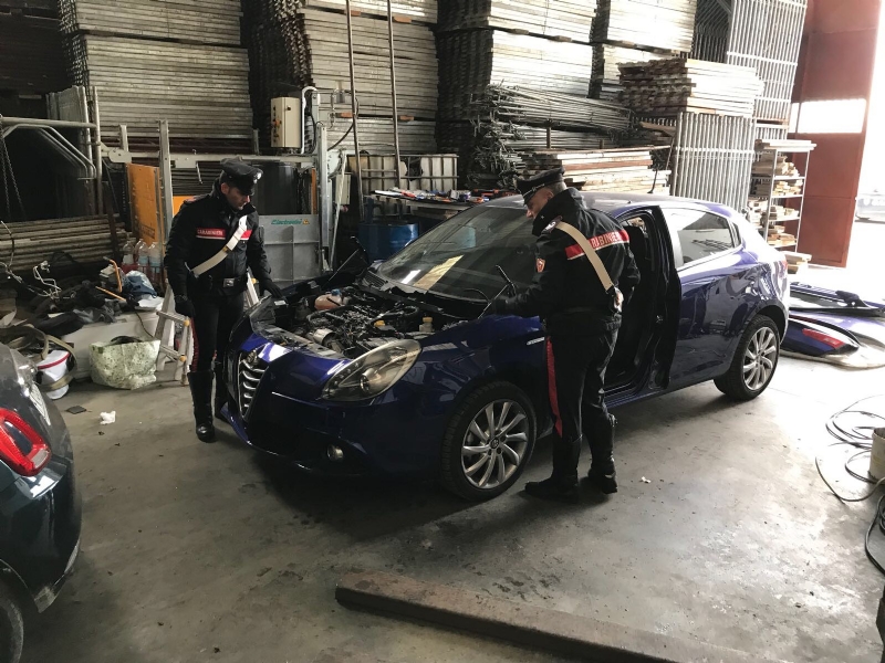 BORGARO-CASELLE-MAPPANO - Nell'officina abusiva venivano smontate le auto rubate: due arresti