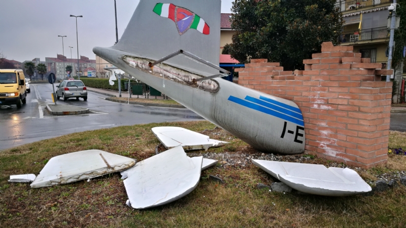 BORGARO - Teppisti in azione: vandalizzato il monumento al Grande Torino - LE FOTO