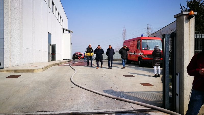 PIANEZZA - Incendio alla «Omnia Recuperi»: situazione sotto controllo. Arpa: «nessun pericolo»