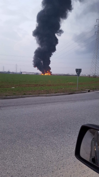 PIANEZZA-COLLEGNO - A fuoco i capannoni della ditta «Omnia Recuperi» di strada Signagatta