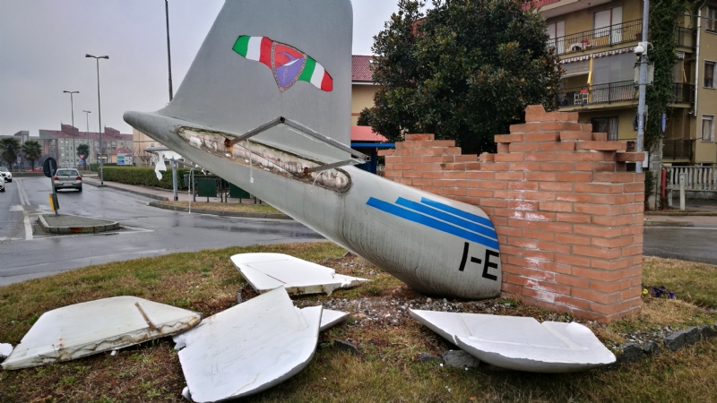 BORGARO - Teppisti in azione: vandalizzato il monumento al Grande Torino - LE FOTO