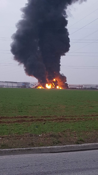 PIANEZZA-COLLEGNO - A fuoco i capannoni della ditta «Omnia Recuperi» di strada Signagatta