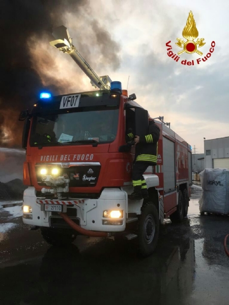 PIANEZZA-COLLEGNO - A fuoco i capannoni della ditta «Omnia Recuperi» di strada Signagatta