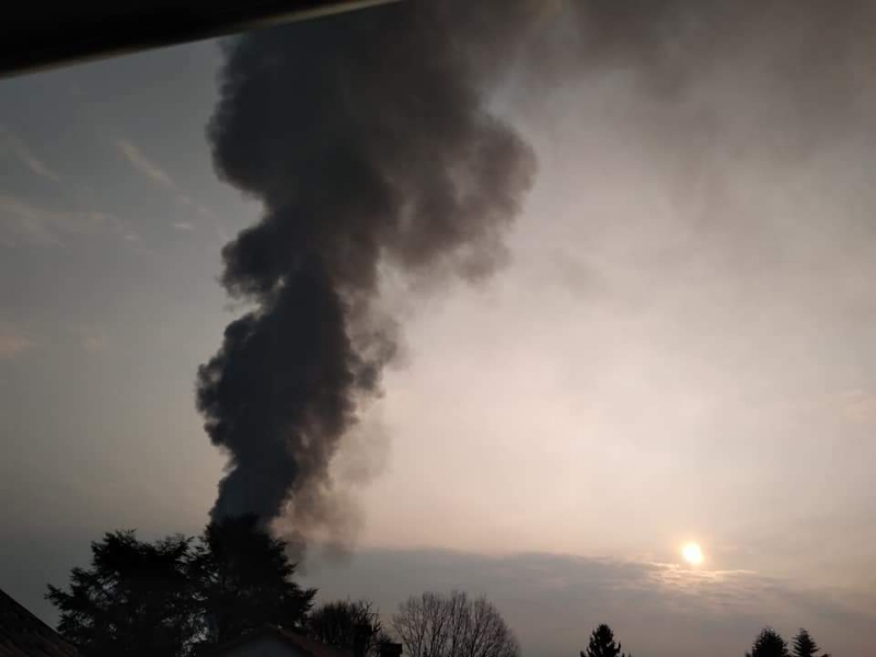 PIANEZZA-COLLEGNO - A fuoco i capannoni della ditta «Omnia Recuperi» di strada Signagatta