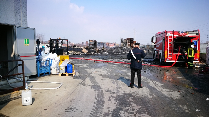 PIANEZZA - Incendio alla «Omnia Recuperi»: situazione sotto controllo. Arpa: «nessun pericolo»