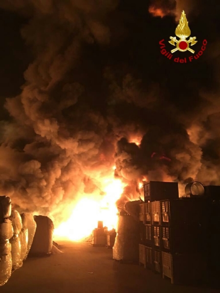 PIANEZZA-COLLEGNO - A fuoco i capannoni della ditta «Omnia Recuperi» di strada Signagatta