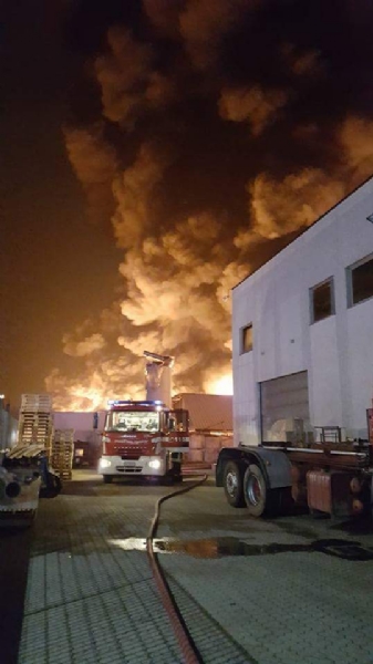PIANEZZA-COLLEGNO - A fuoco i capannoni della ditta «Omnia Recuperi» di strada Signagatta