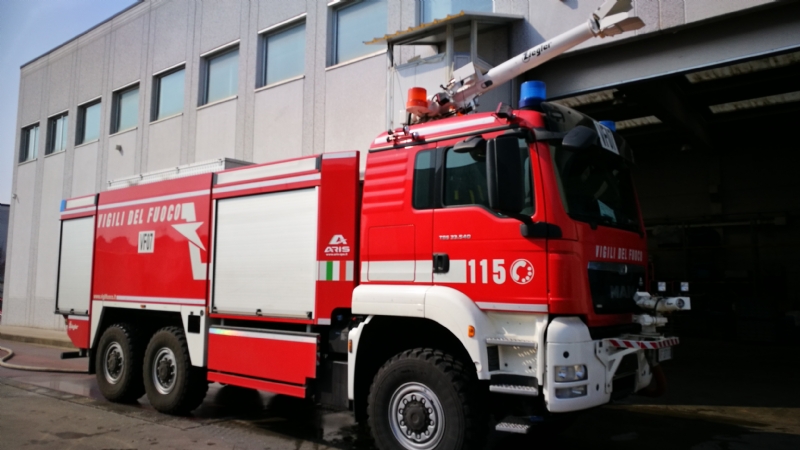 PIANEZZA - Incendio alla «Omnia Recuperi»: situazione sotto controllo. Arpa: «nessun pericolo»