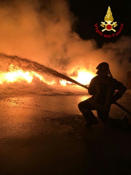 PIANEZZA-COLLEGNO - A fuoco i capannoni della ditta «Omnia Recuperi» di strada Signagatta