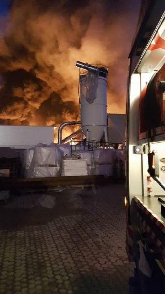 PIANEZZA-COLLEGNO - A fuoco i capannoni della ditta «Omnia Recuperi» di strada Signagatta