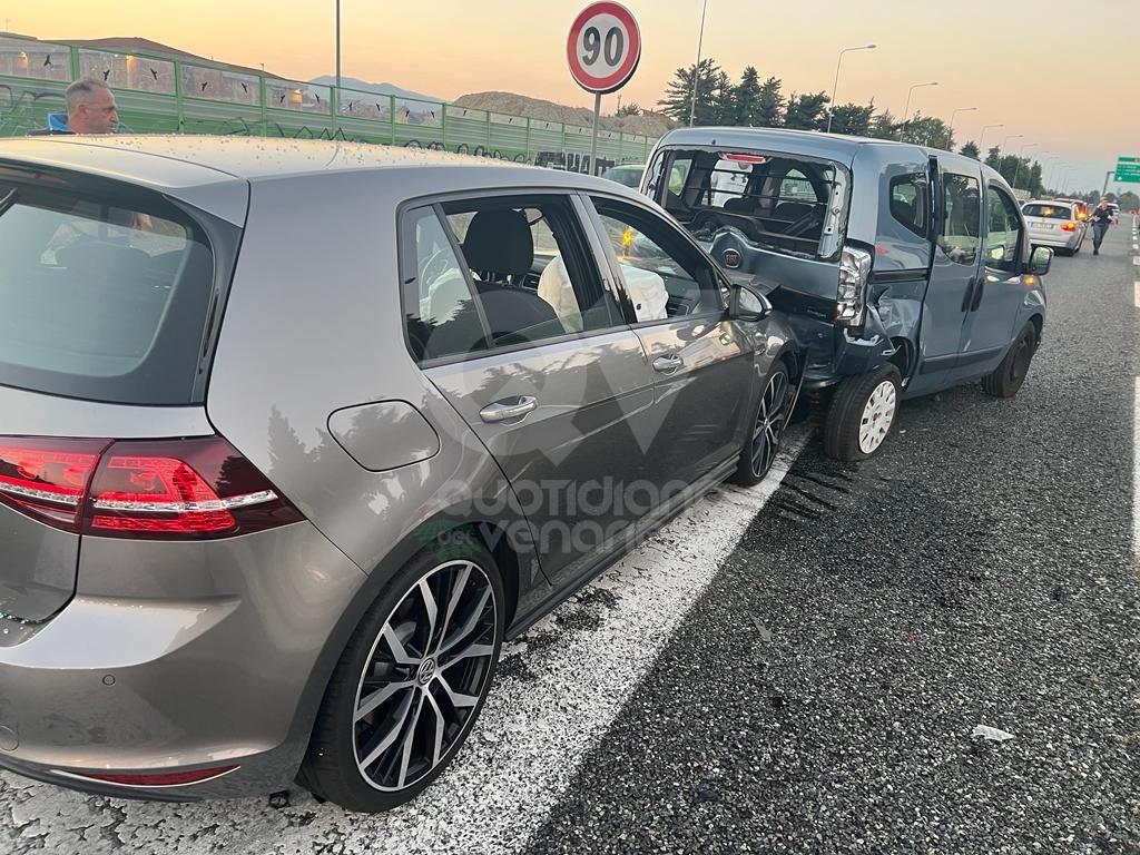 INCIDENTE IN TANGENZIALE A RIVOLI - Due feriti dopo lo scontro fra tre veicoli - FOTO