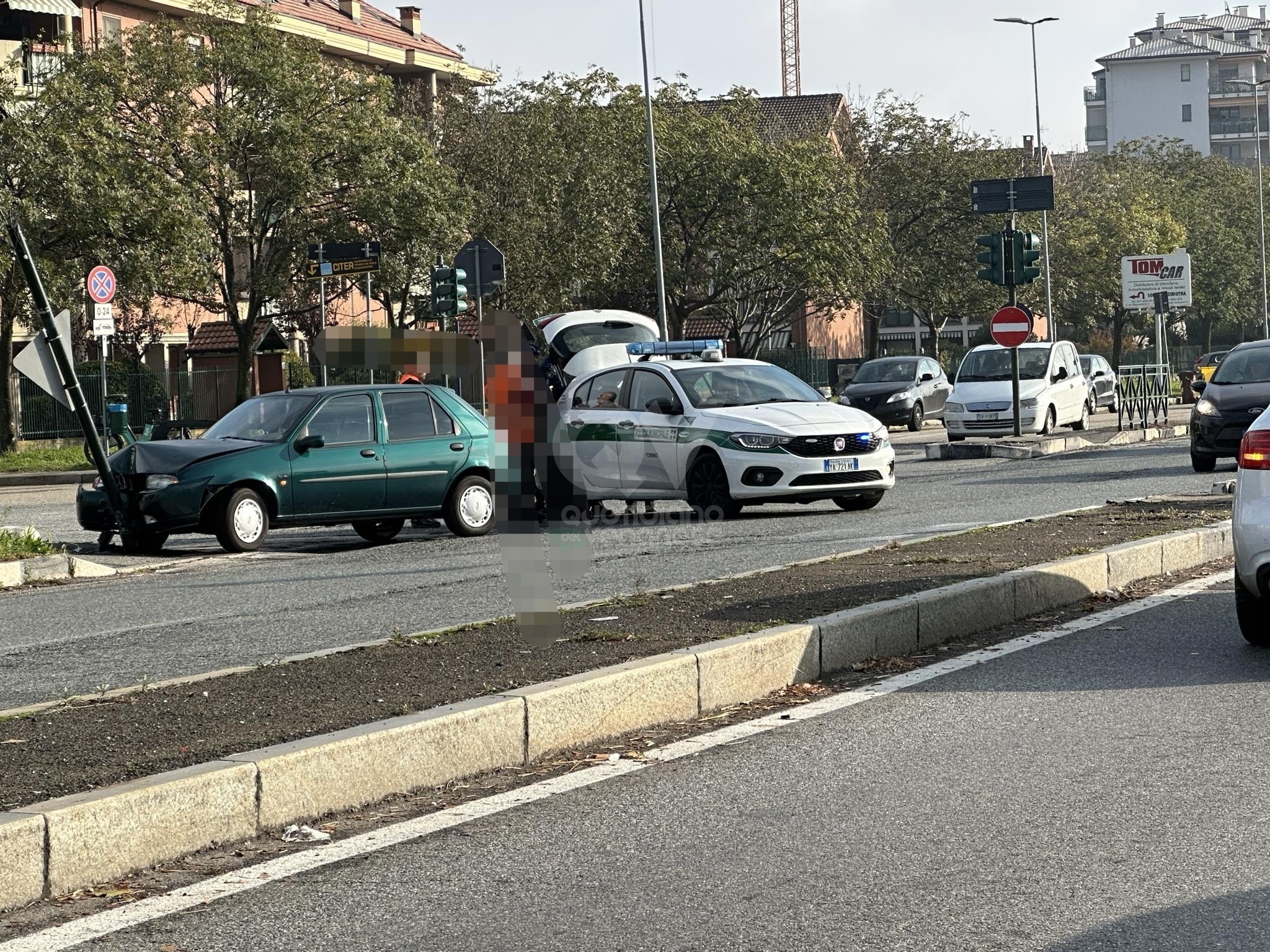 INCIDENTE FRA VENARIA E TORINO - L'auto finisce contro un palo: conducente ferito