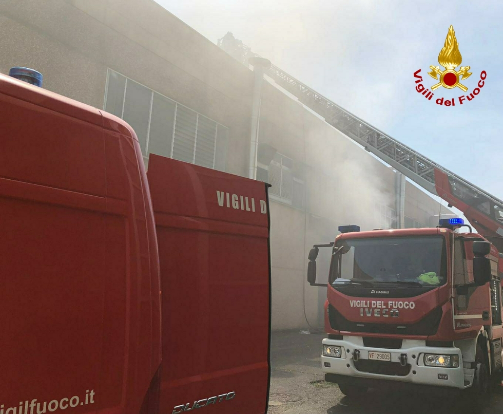 TORINO-BORGARO - Incendio in una ditta di strada del ...