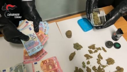 COLLEGNO - 35enne arrestato: trovato con armi, 800 grammi di droga e oltre 3mila euro