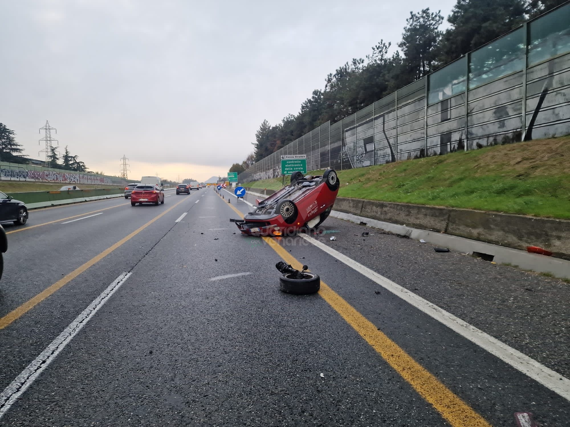 INCIDENTE IN TANGENZIALE A COLLEGNO - Perde il controllo dell'auto e si ribalta - FOTO