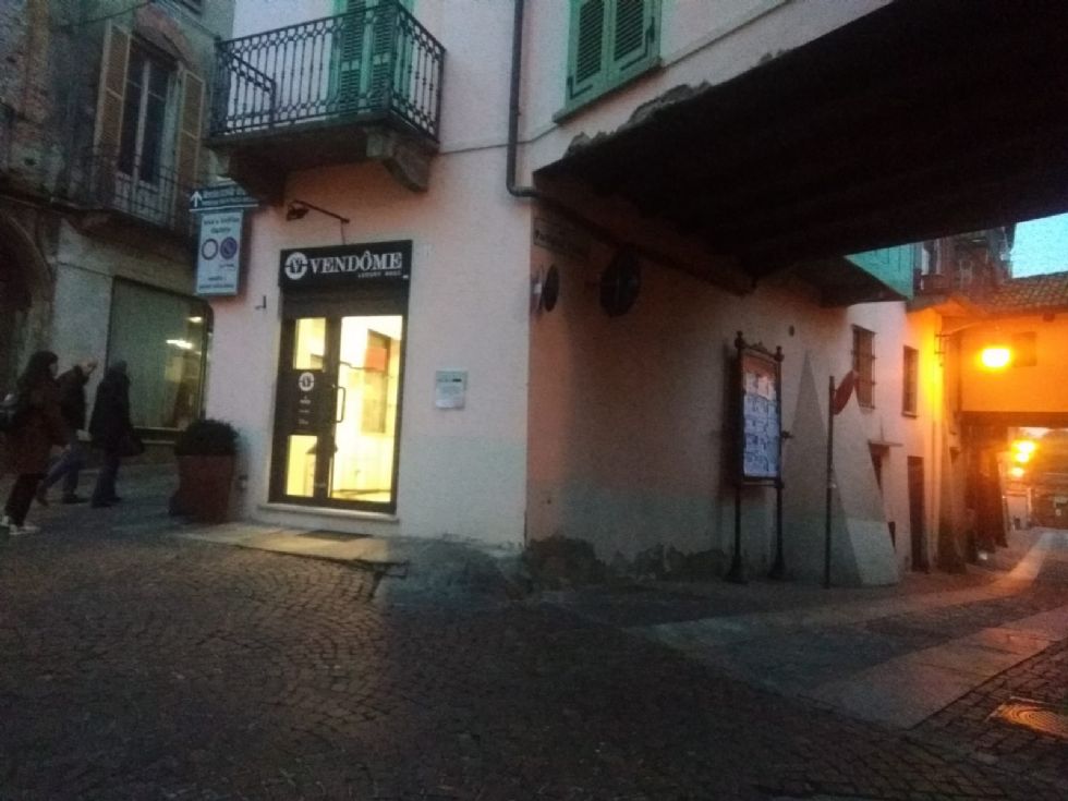 RIVOLI - I ladri prendono di mira il negozio di borse di lusso nella solita via Piol