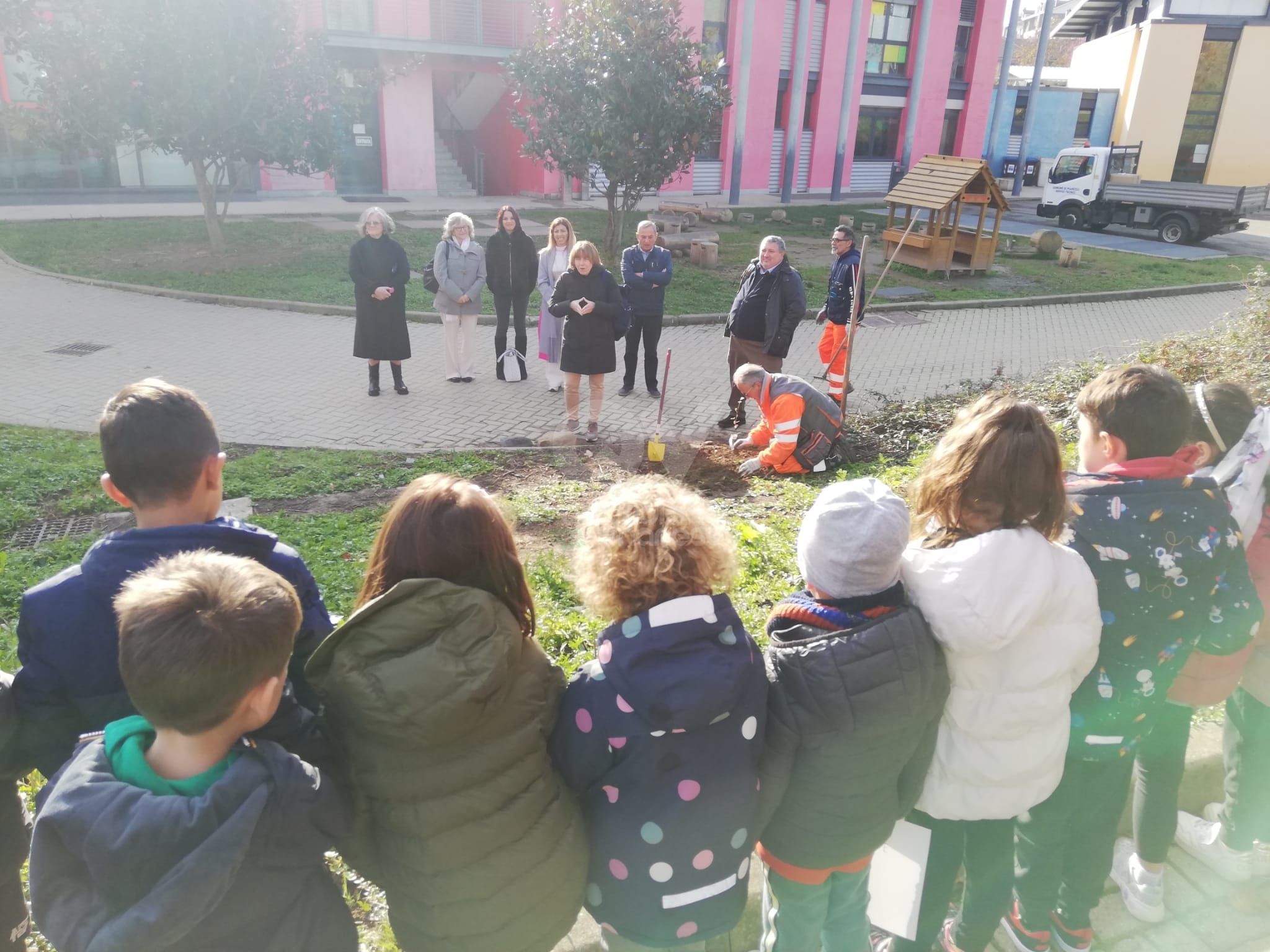 PIANEZZA - Alla primaria Manzoni successo per l'iniziativa Un albero per il futuro - FOTO