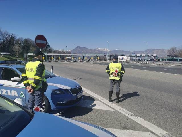CONTROLLI IN TANGENZIALE - 100 patenti ritirate per aver guidato in corsia di emergenza