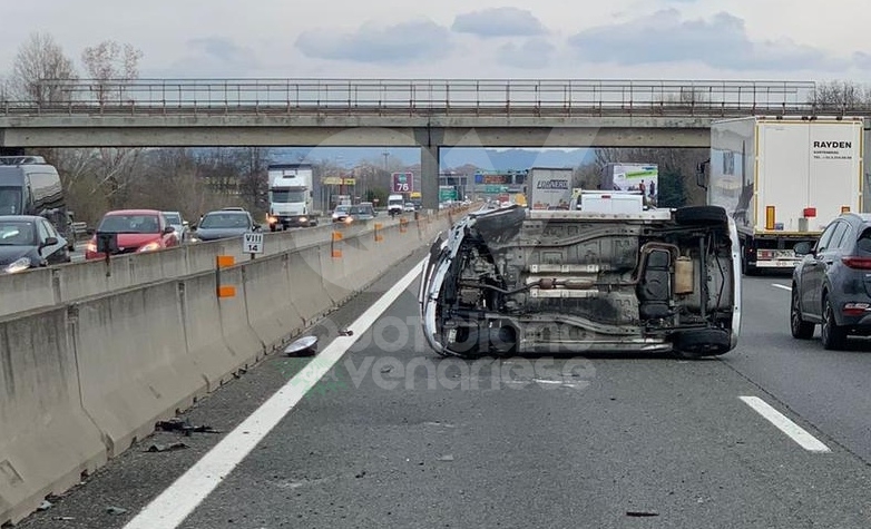 INCIDENTE IN TANGENZIALE A BORGARO - Auto ribaltata: traffico letteralmente in tilt - FOTO