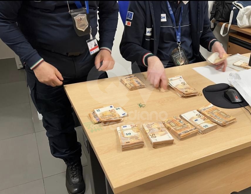 TORINO-CASELLE - Controlli in aeroporto: intercettati 100mila euro in contanti non dichiarati