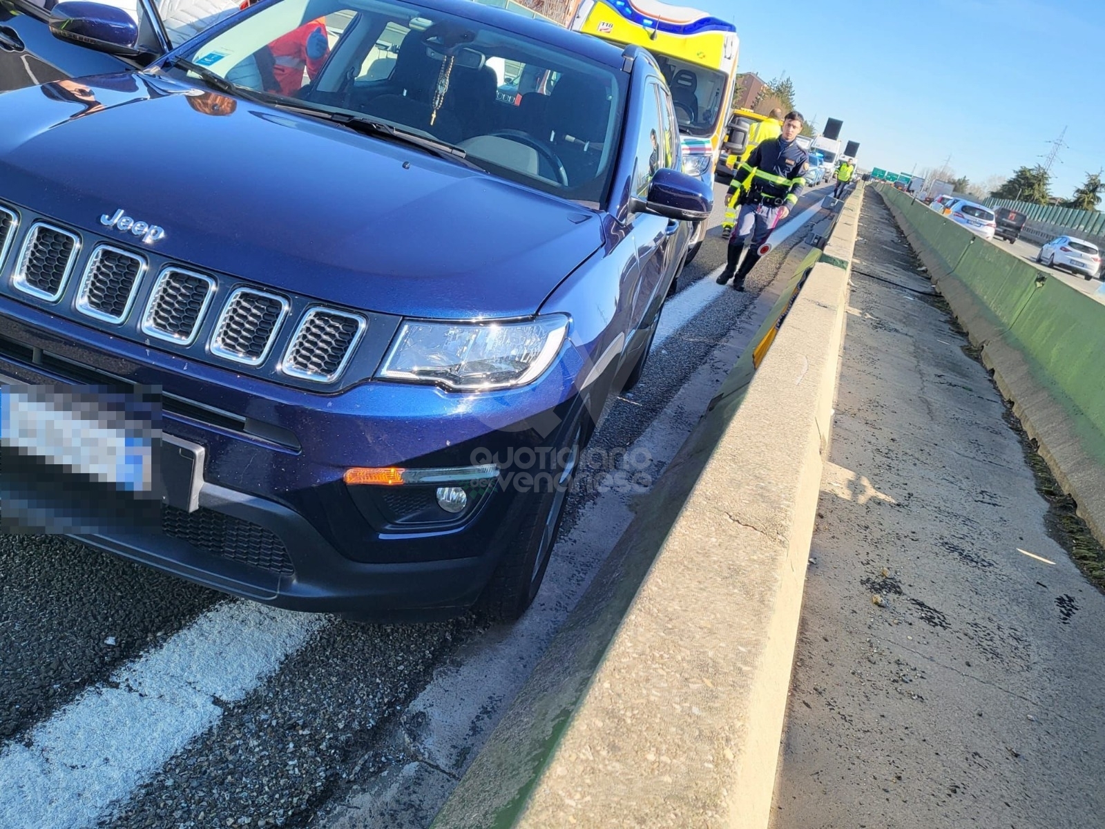 INCIDENTE IN TANGENZIALE A COLLEGNO - Tamponamento fra due auto: due feriti - FOTO
