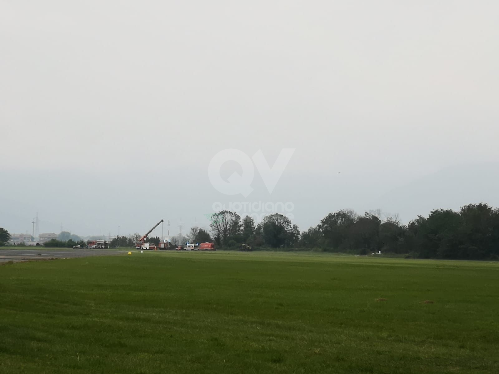 COLLEGNO - INCIDENTE AEREO AL CAMPO VOLO - Aereo fuori pista, piloti illesi