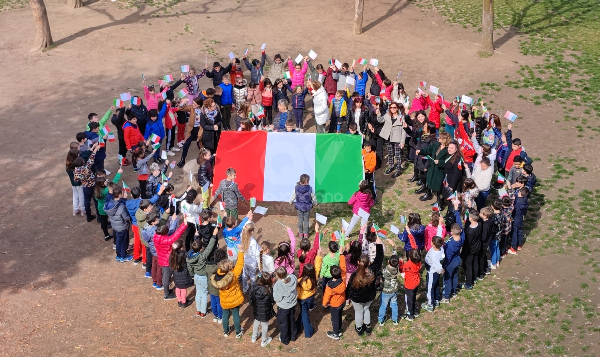 VENARIA - I piccoli studenti della Rigola celebrano la Giornata dell'Unit nazionale con un flash mob