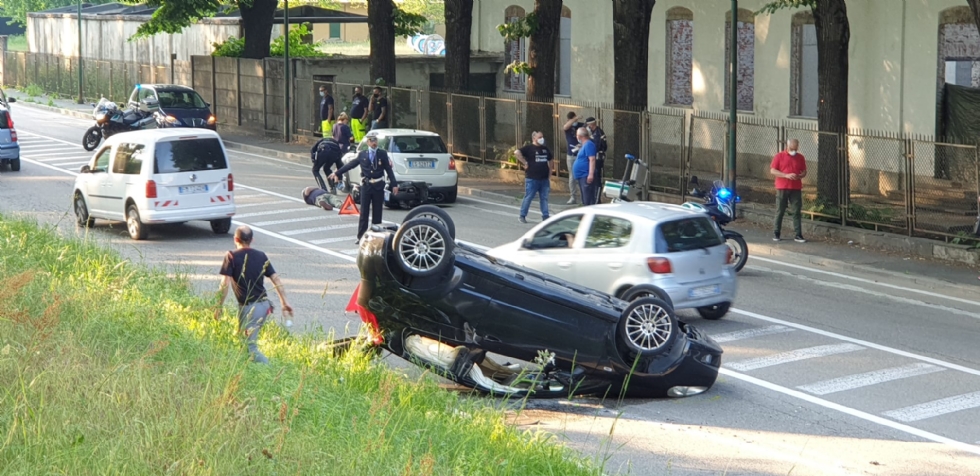 VENARIA - Scontro tra auto e scooter in via Cavallo: un uomo ferito, traffico in tilt