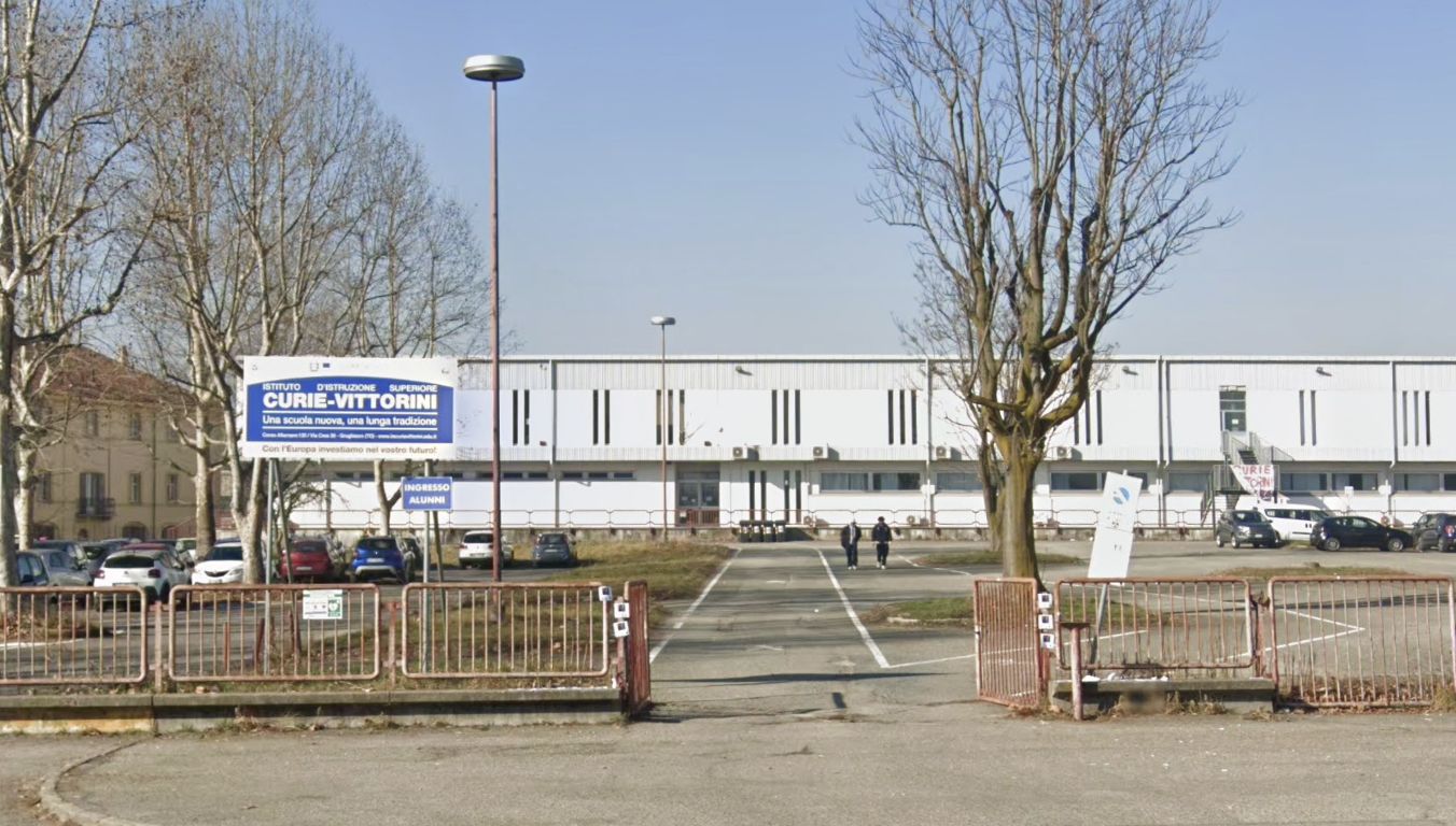 GRUGLIASCO - Vandali bruciati banchi e sedie all'interno del Curie-Vittorini: 2 denunciati