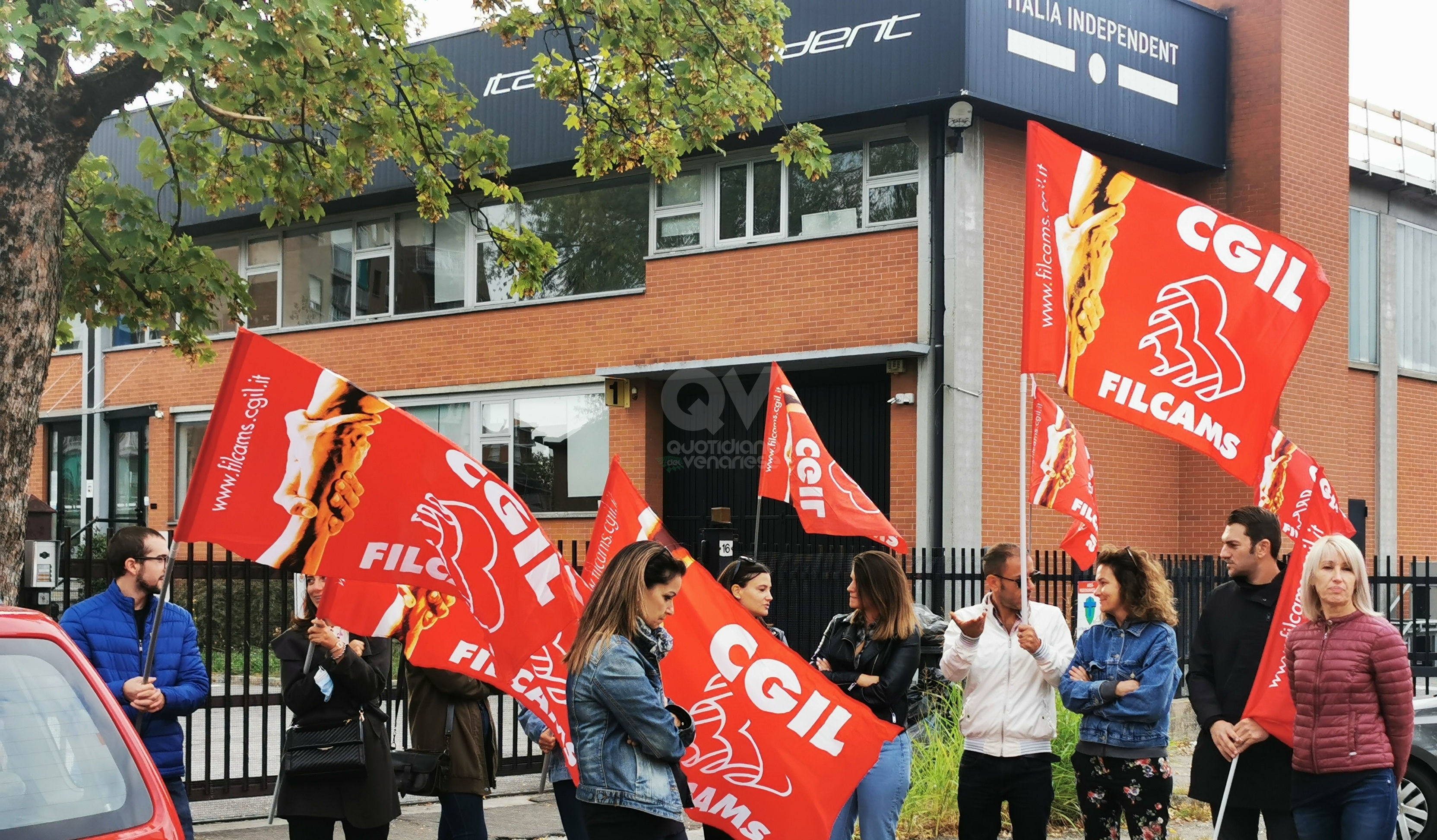VENARIA - La protesta dei lavoratori di Italia Independent: siamo senza un futuro - FOTO