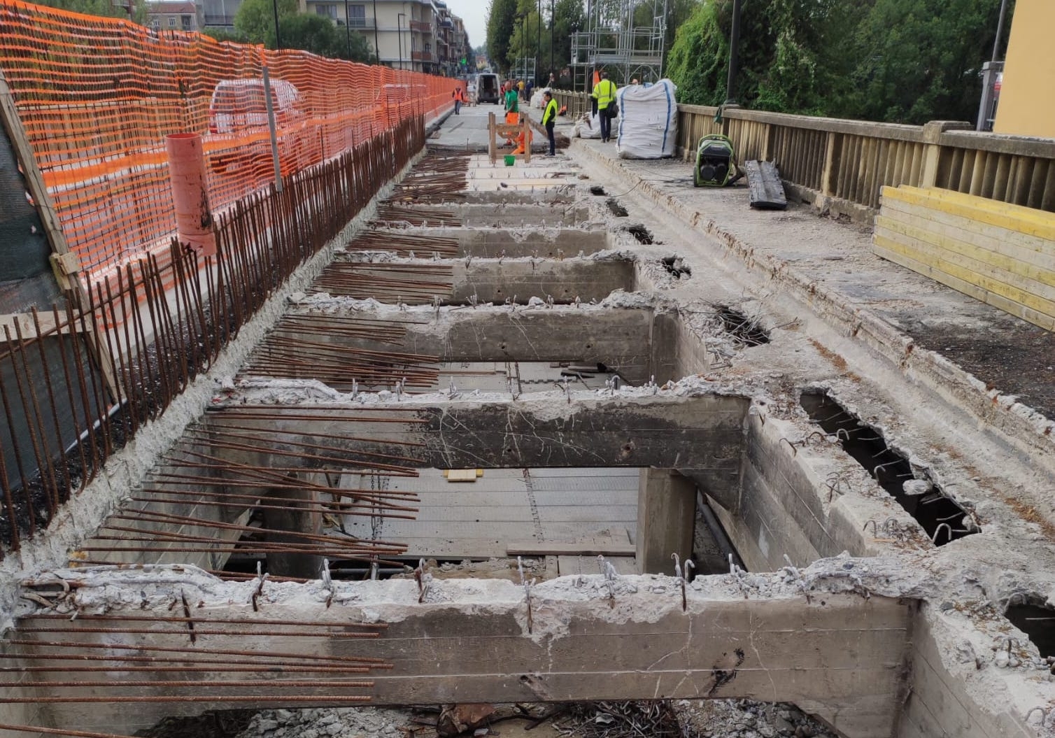 ALPIGNANO - Il Ponte Nuovo riapre a met novembre. In arrivo parapetti o reti sporgenti anti suicidi