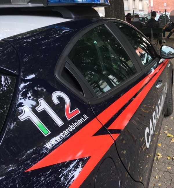 VENARIA - Ubriaca, molesta i passanti. E gli amici bloccano e insultano il personale sanitario: denunciati