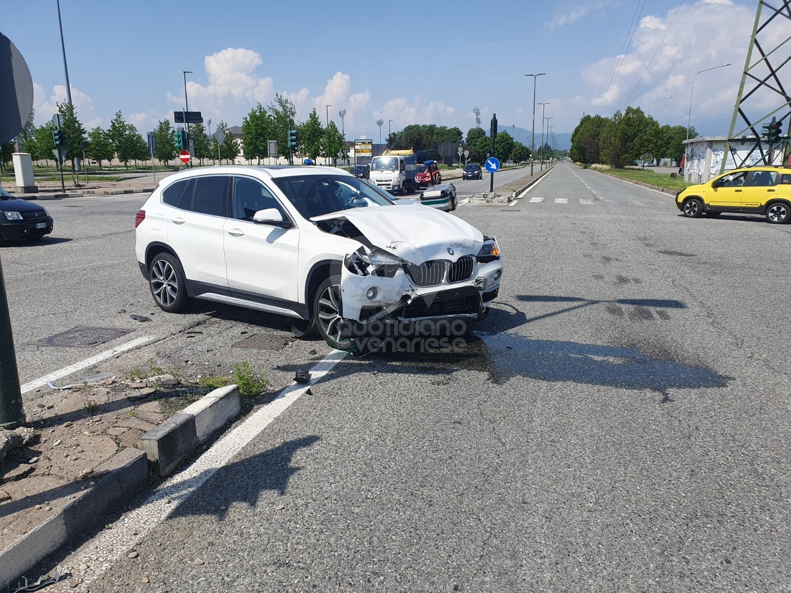 INCIDENTE FRA VENARIA E TORINO - Scontro fra un'auto e un autocarro in via Druento - FOTO