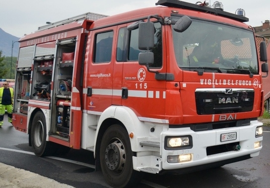 INCIDENTE A RIVOLI - Auto prende fuoco tra i due tunnel della galleria Perosa: illesi gli occupanti