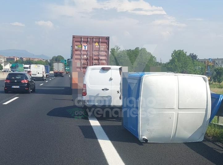 INCIDENTE IN TANGENZIALE A RIVOLI - Camion perde un bagno chimico e colpisce un'auto e furgone: donna ferita - FOTO