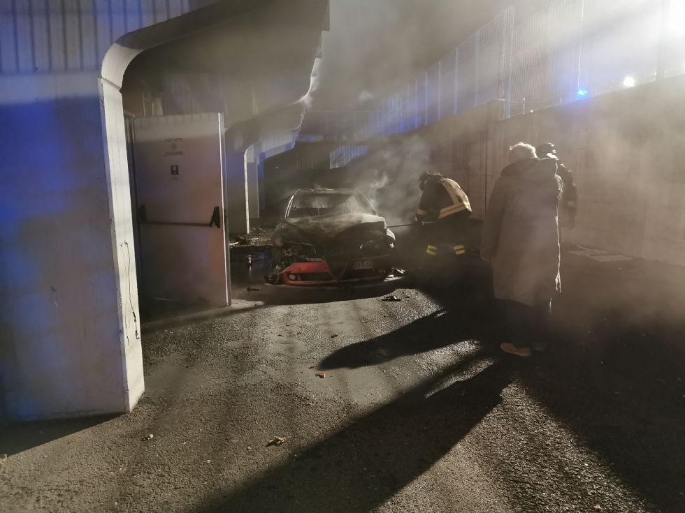 VENARIA - Incendio al campo Don Mosso: auto data alle fiamme nella zona spogliatoi