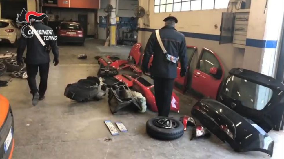 CASELLE - Carrozzeria delle auto rubate scoperta dai carabinieri: un uomo denunciato per ricettazione - FOTO
