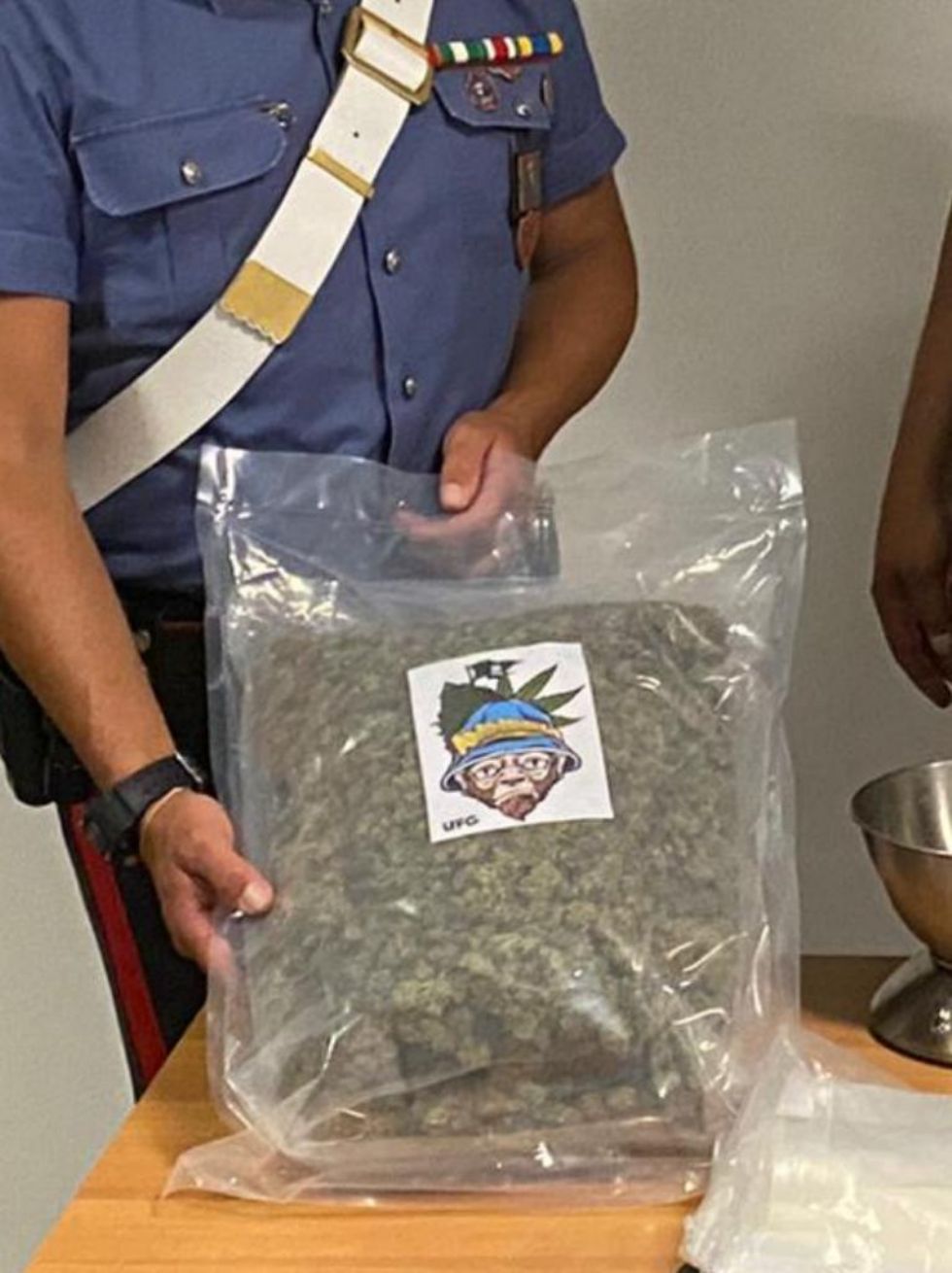 COLLEGNO - Non si ferma all'alt dei carabinieri e si schianta contro un'auto: con sé aveva un chilo di droga