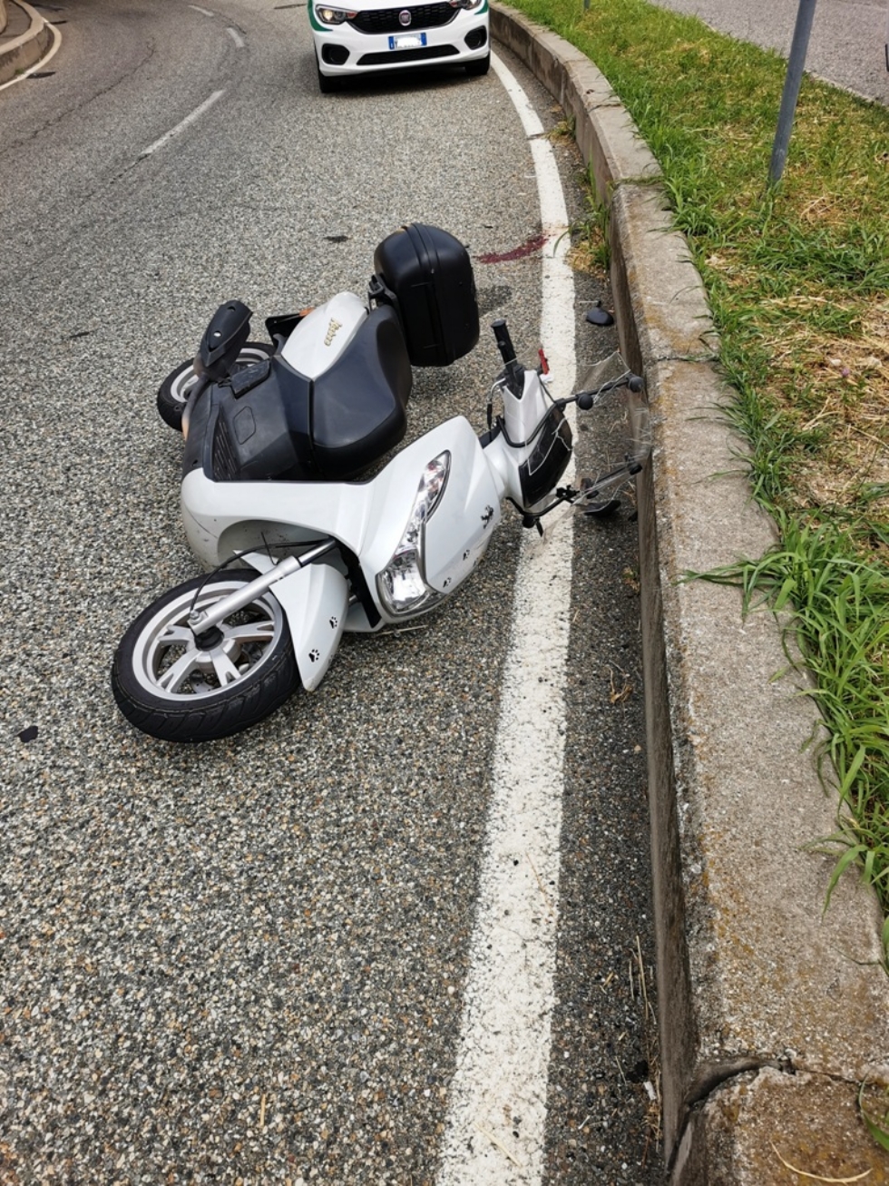 GRUGLIASCO Senza patente, perde il controllo dello scooter (del