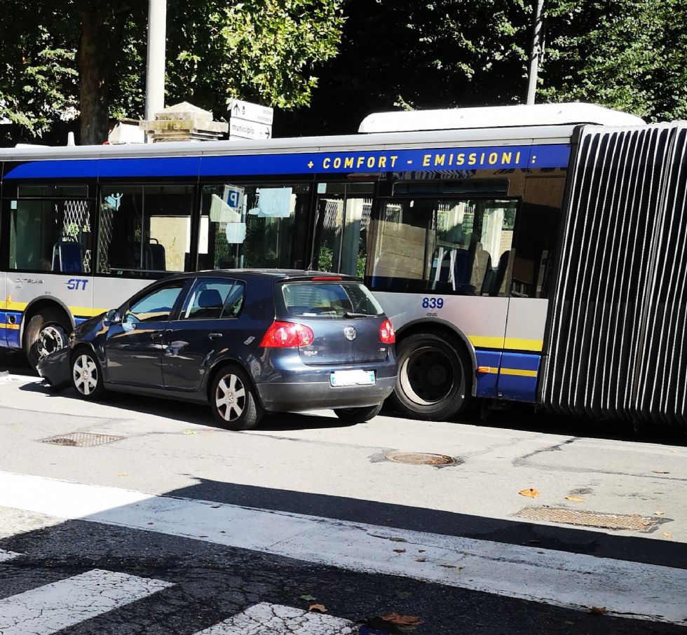 VENARIA - Ancora un incidente in via Zanellato: scontro fra un autobus e una Golf