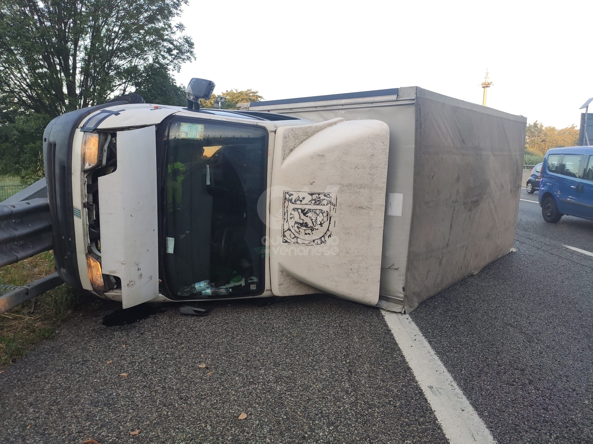INCIDENTE IN TANGENZIALE A RIVOLI - Furgone si ribalta, un ferito - FOTO