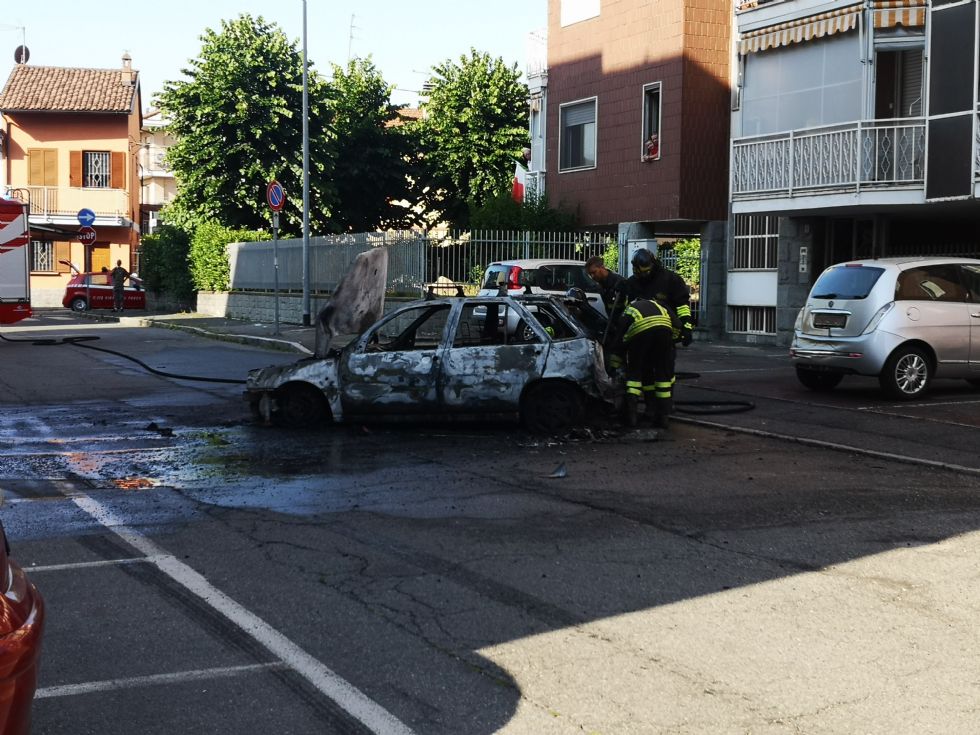 GRUGLIASCO - Auto distrutta dalle fiamme in via Tobanelli