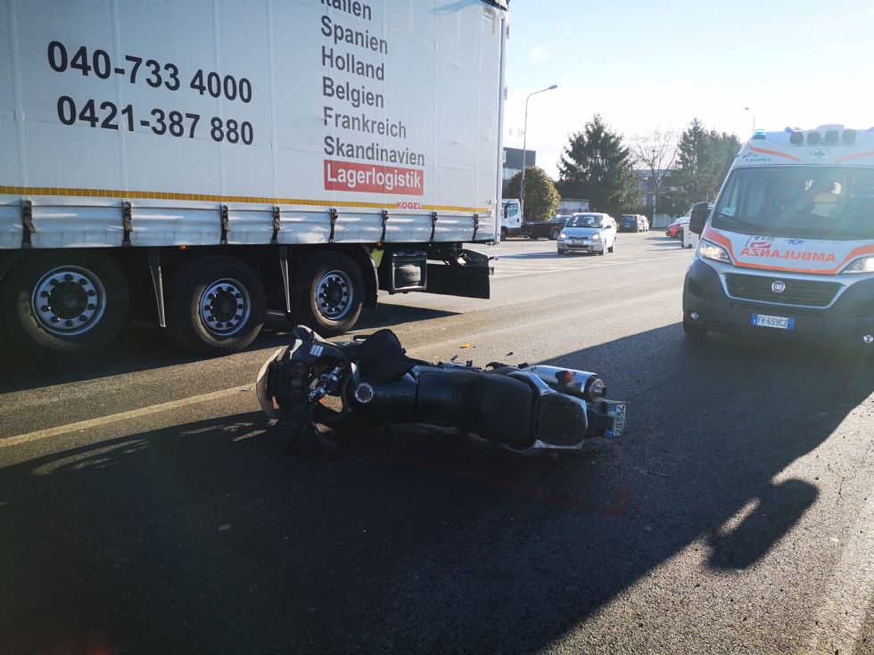 DRUENTO - Scontro fra auto e moto: centauro ferito