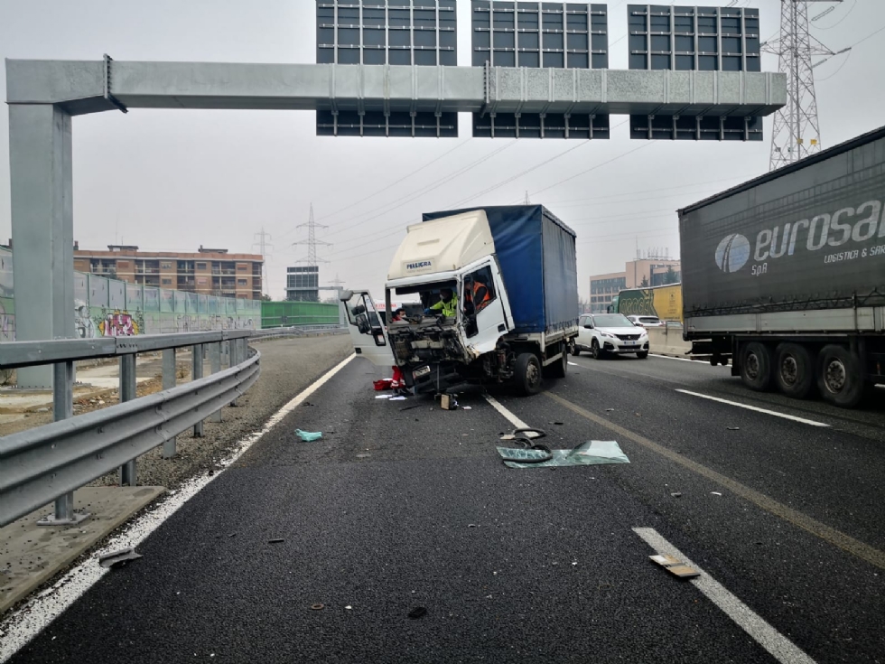 RIVOLI - Incidente in tangenziale: ferito autotrasportatore. Caos e lunghe code - FOTO