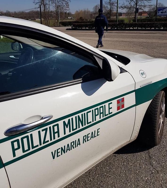 INCIDENTE A VENARIA - Apre la portiera dell'auto e travolge un centauro: studente ferito