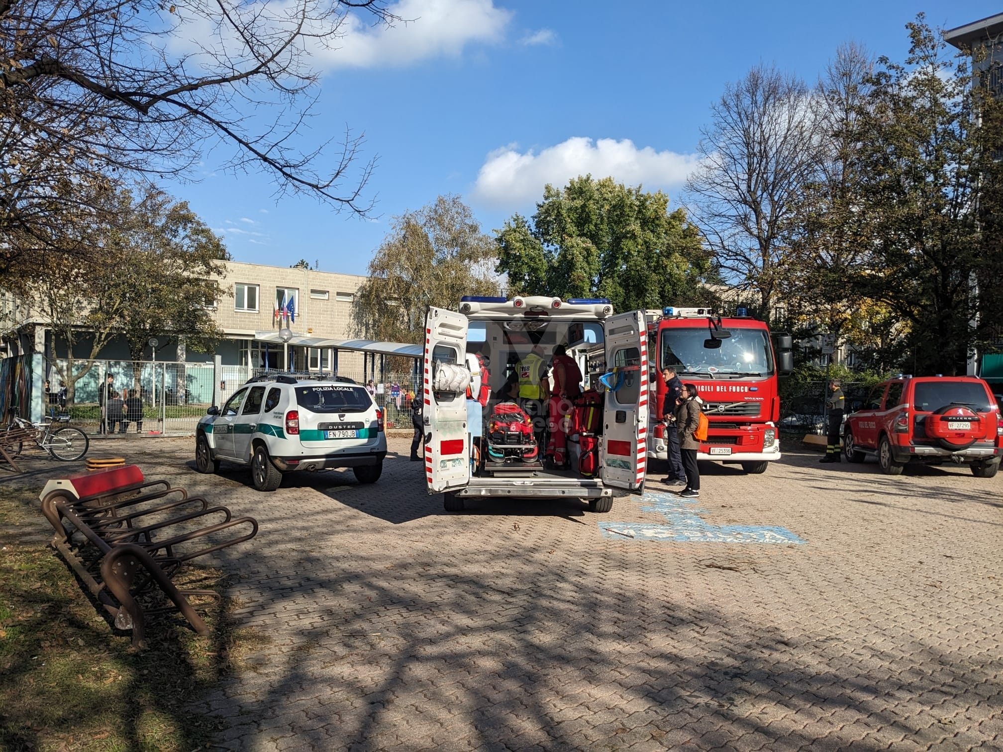 COLLEGNO - I vandali danno fuoco a un tabellone nell'aula informatica: tre intossicati