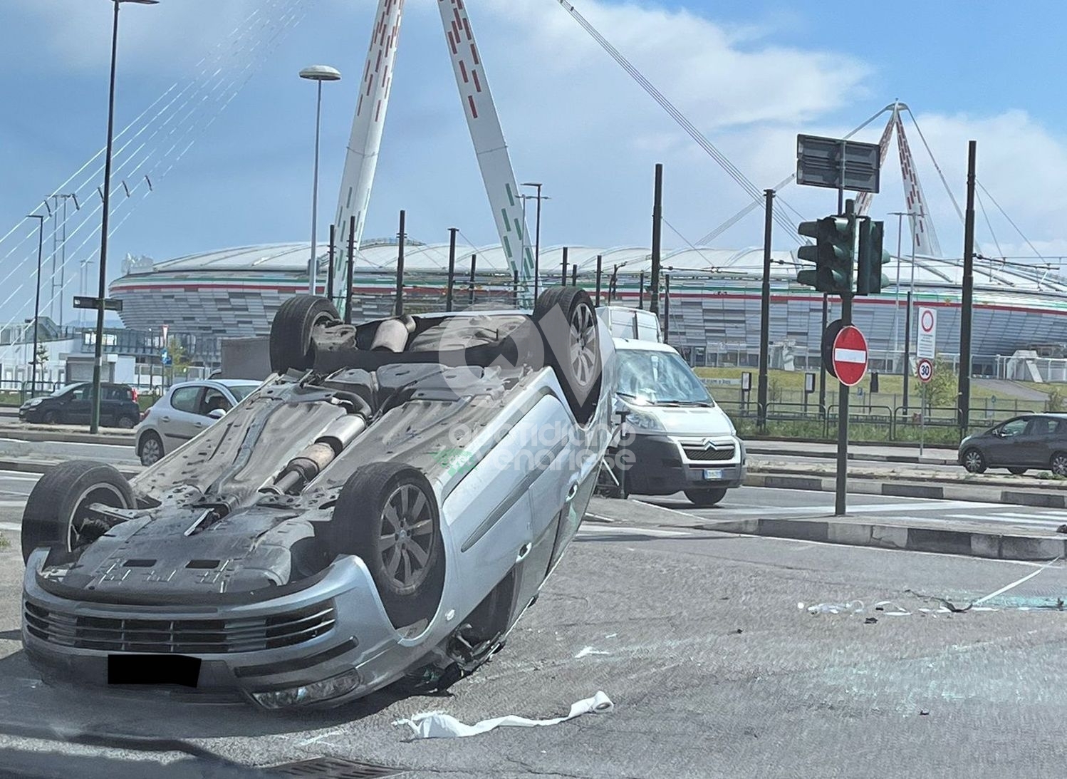 INCIDENTE FRA TORINO E VENARIA - Scontro fra due auto all'incrocio di ...