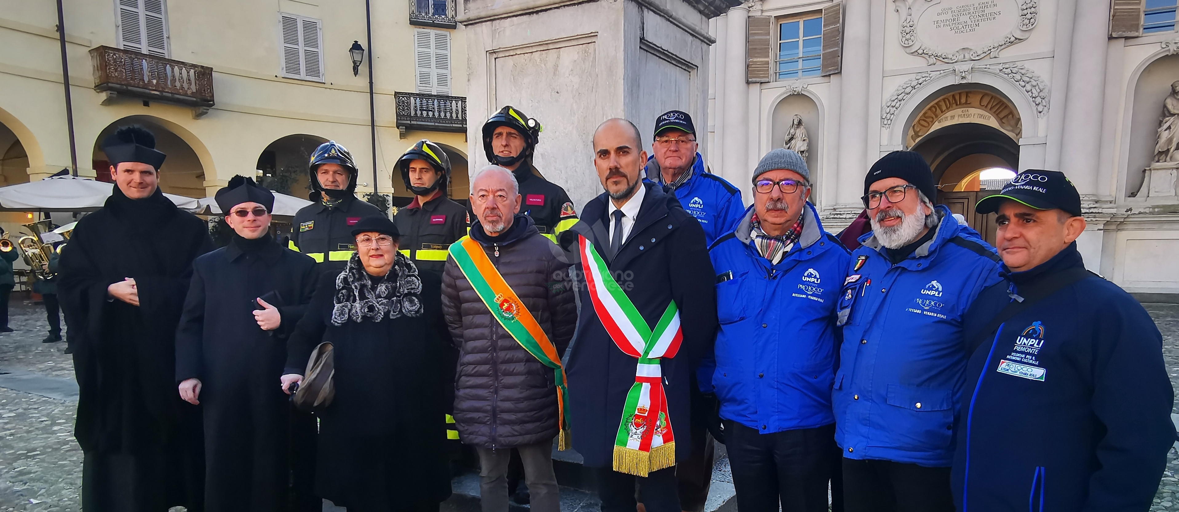 VENARIA - I Vigili del Fuoco omaggiano l'Immacolata in piazza Annunziata - FOTO