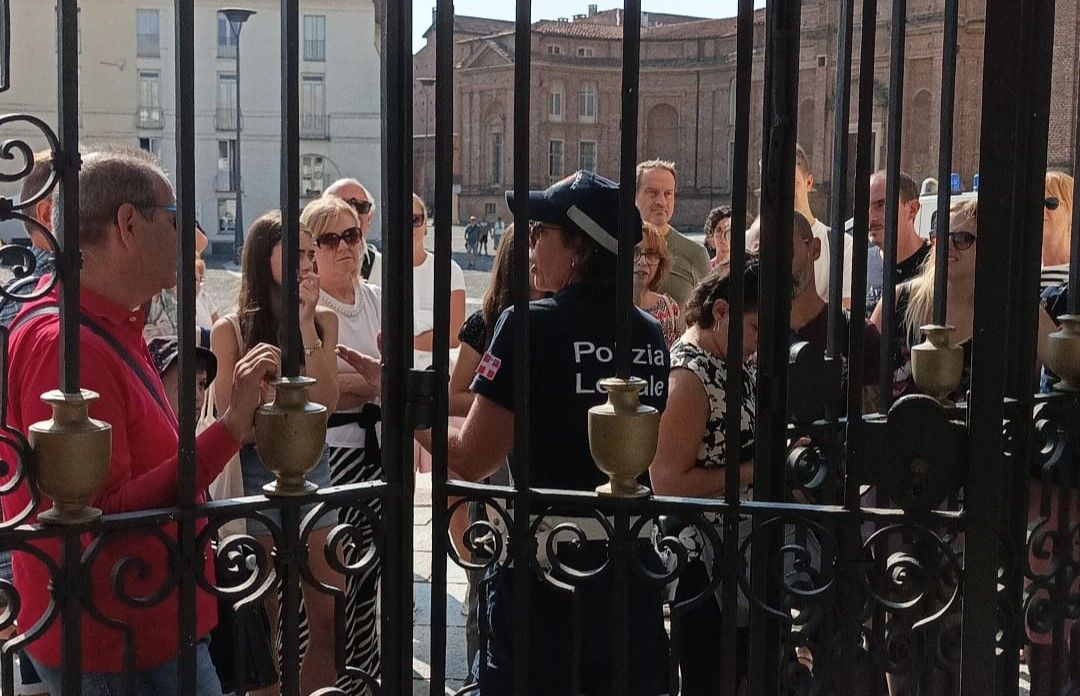 VENARIA - Scioperano gli addetti, turisti in coda alla Reggia e al castello della Mandria